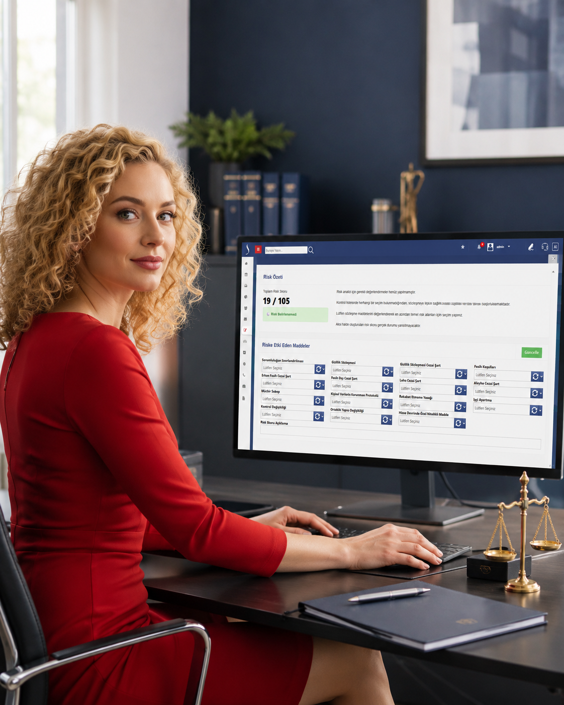 Sözleşme kontrol listesi aracı ile çalışan hukuk profesyoneli
